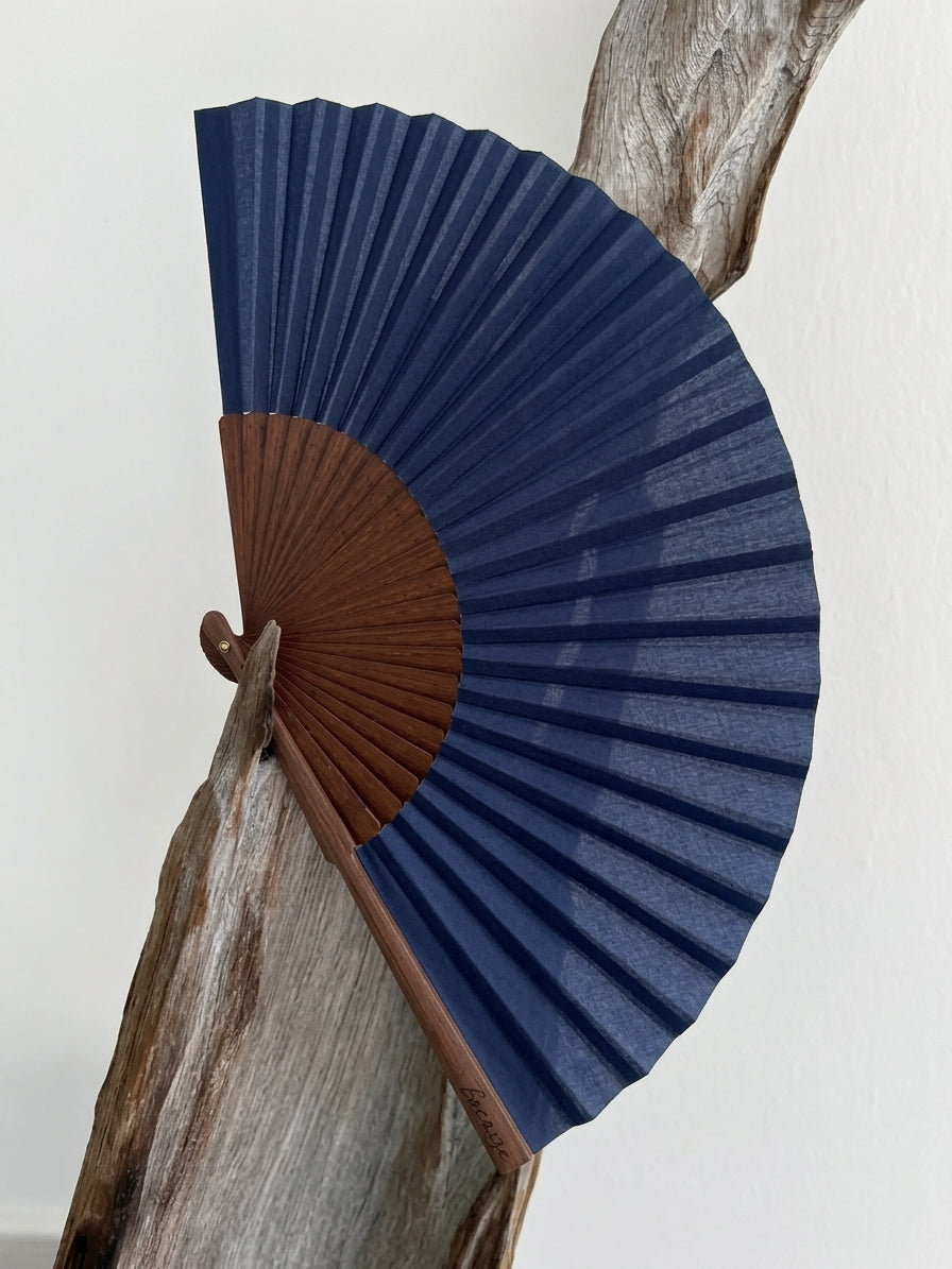 Éventail Suzon 23 cm, visuel d'ambiance, marque Fanette