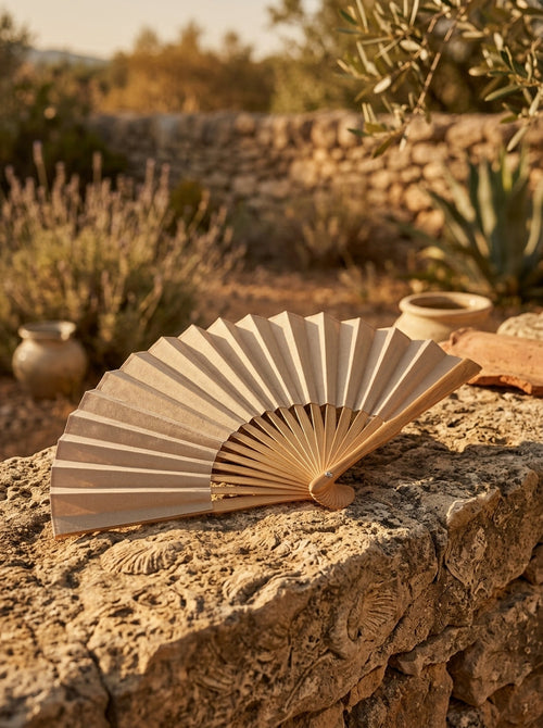 Éventail Colette ouvert, détail du tissu et de la monture, coloris Terracotta